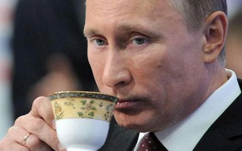 Πούτιν και πρόεδρος της FIFA παίζουν μπάλα στο Κρεμλίνο – Βίντεο